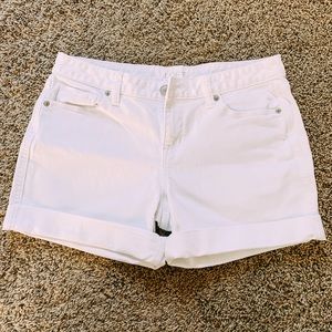 SOLD * Ann Taylor Loft Women’s Short in White